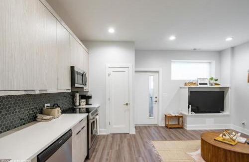 Woodlawn Apartment | Eco Stay by UChicago, Lakefront & Hyde Park!