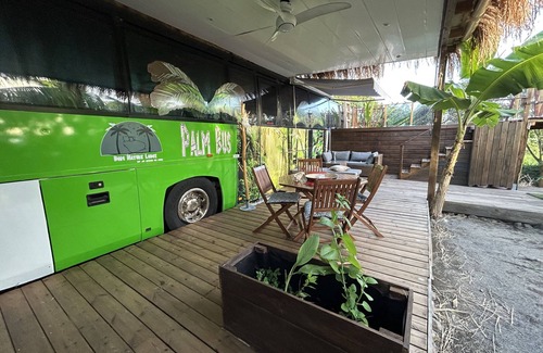 Trois-Rivieres House | Ecolodge Insolite vue de mer Dans un car Scolaire