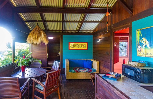 Desbonnes House | Ecolodge with private jacuzzi - la cabane du pirate