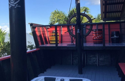 Desbonnes House | Ecolodge with private jacuzzi - la cabane du pirate