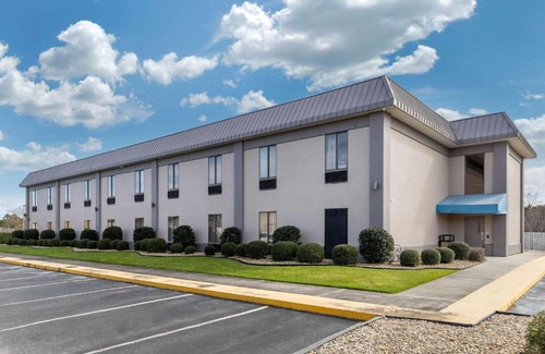 Red Hill Hotel | Econo Lodge at the University