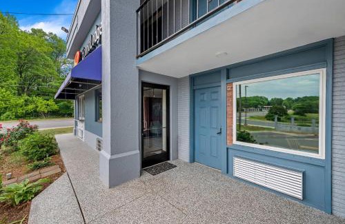 Enderly Park Cabin | Econo Lodge Charlotte Airport Area