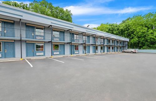 Enderly Park Cabin | Econo Lodge Charlotte Airport Area