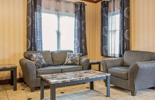 Queensbury Hotel | Econo Lodge Glens Falls/Lake George