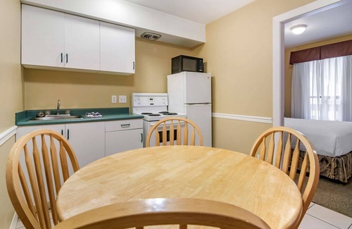 Central Okanagan Hotel | Econo Lodge Inn & Suites