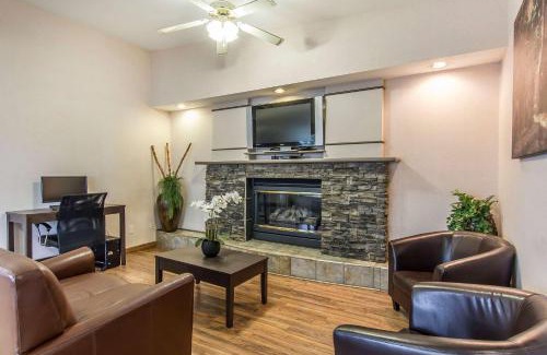 South Lethbridge Hotel | Econo Lodge Inn & Suites