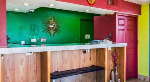 Macon Hotel | Econo Lodge Inn & Suites Macon North