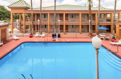 Eagle Pass Hotel | Econo Lodge Inn & Suites