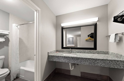 Western Division Hotel | Econo Lodge Inn & Suites