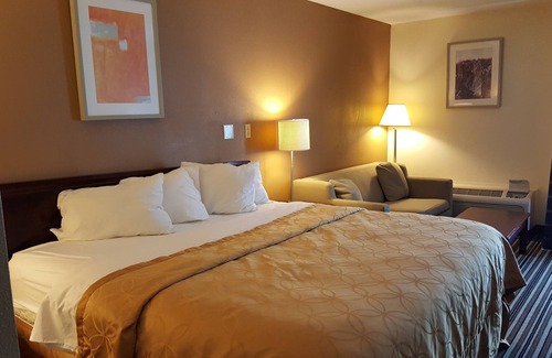 Norton Hotel | Econo Lodge Inn & Suites