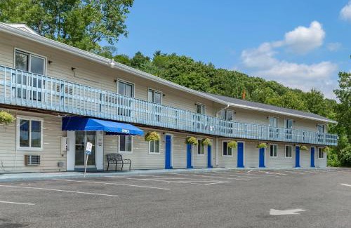 Lee Cabin | Econo Lodge Lee - Great Barrington