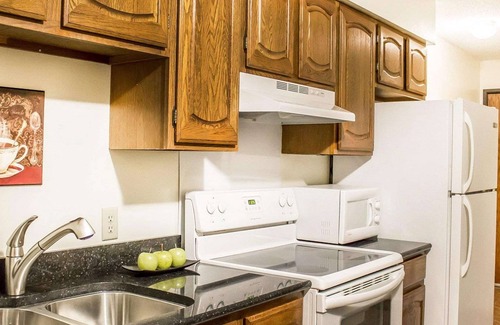 Menominee Hotel | Econo Lodge on the Bay