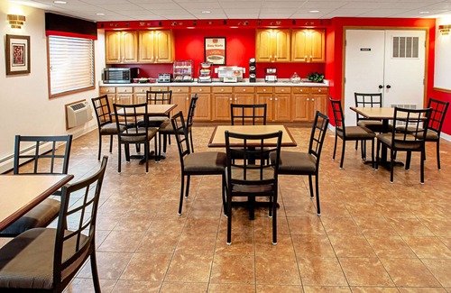 Menominee Hotel | Econo Lodge on the Bay