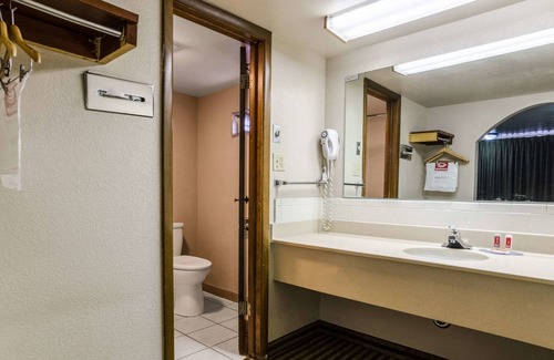 Winfield Hotel | Econo Lodge Winfield