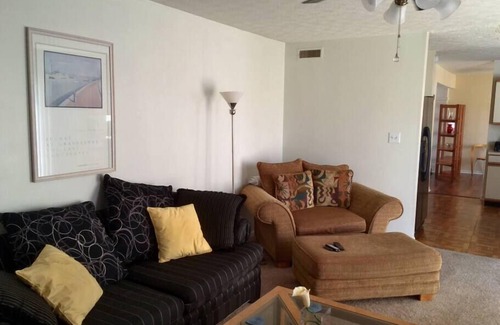 Maxwell Apartment | Economical Sleep Room * Comfy * Use of Whole House