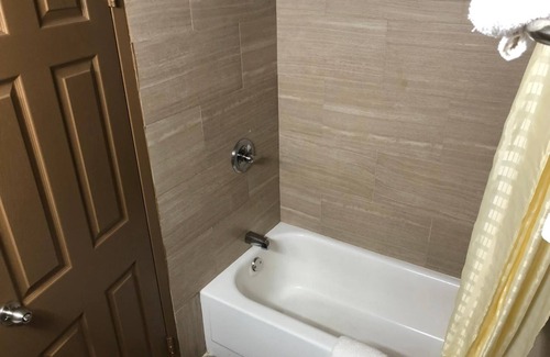 North Randall Hotel | Economy Inn North Randall