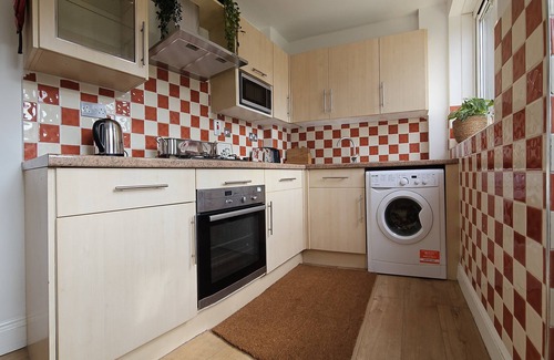 Alibon House | EcuaStay New Luxurious 4 Bedroom Home with Garden and parking