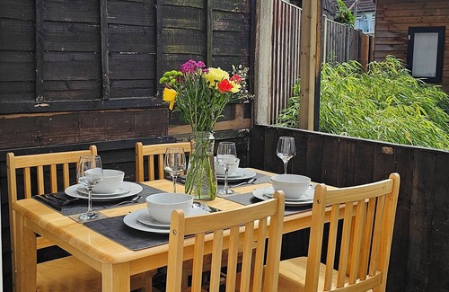 Alibon House | EcuaStay New Luxurious 4 Bedroom Home with Garden and parking