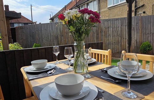 Alibon House | EcuaStay New Luxurious 4 Bedroom Home with Garden and parking