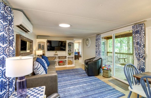 Edgemont House | Edgemont Waterfront Cabin Rental with Beach Access!