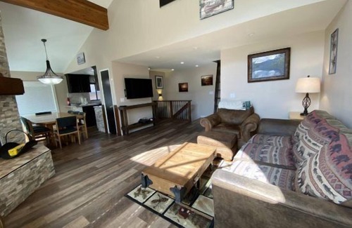 June Lake Condo | Edgewater #17 Refurbished unit with Mountain Views!