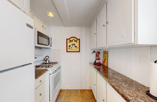 Edgewater Acres House | Edgewater Acres waterfront home with dock, bay access, & outdoor dining