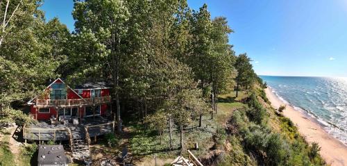 South Haven House | Edgewater Bluffs - Lakefront - Hot Tub - Firepit