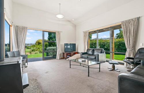 Lowburn House | Edgewater Escape - Cromwell Holiday Home