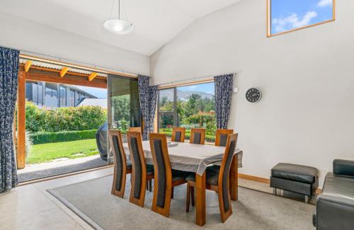 Lowburn House | Edgewater Escape - Cromwell Holiday Home