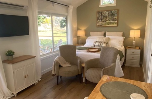 Yeoval Cabin | Edgewater Lodge, idyllic country retreat amidst nature setting with water views.