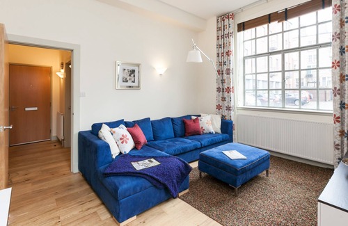 Bonnington Apartment | Edinburgh - very central - 2 double beds sleeps 4, free parking, patio, quiet
