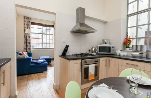 Bonnington Apartment | Edinburgh - very central - 2 double beds sleeps 4, free parking, patio, quiet