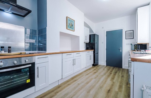 Salford House | Edward House is a 5 bedroom home. Great location + FREE WiFi