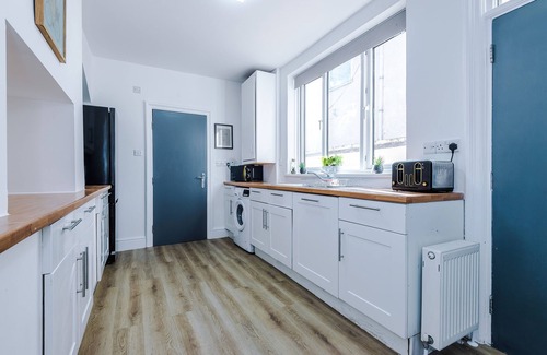 Salford House | Edward House is a 5 bedroom home. Great location + FREE WiFi
