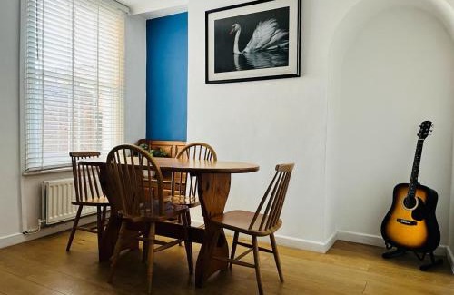 City Centre House | Edwards Cottage - Grove Road Cottages
