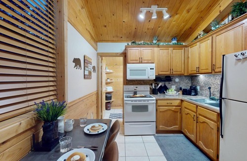 Island Park Apartment | EF Bear Cave 1* Free Wifi, Satellite Tv, Sleeps 2, Pet Friendly, Bbq Grill