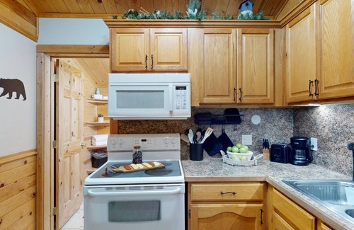 Island Park Apartment | EF Bear Cave 1* Free Wifi, Satellite Tv, Sleeps 2, Pet Friendly, Bbq Grill