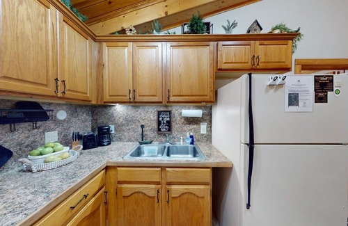 Island Park Apartment | EF Bear Cave 1* Free Wifi, Satellite Tv, Sleeps 2, Pet Friendly, Bbq Grill