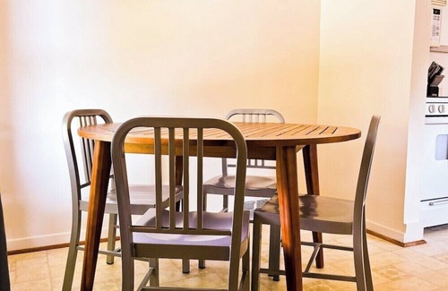 Eggertsville Apartment | Eggert - Upper · 2BR apartment near UB, Niagara, Hospitals, Buffalo