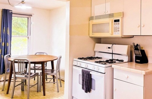 Eggertsville Apartment | Eggert - Upper · 2BR apartment near UB, Niagara, Hospitals, Buffalo