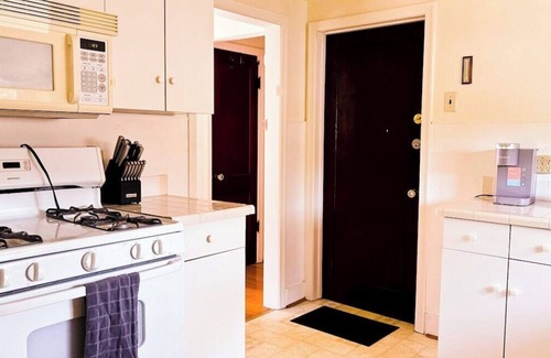 Eggertsville Apartment | Eggert - Upper · 2BR apartment near UB, Niagara, Hospitals, Buffalo