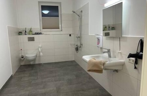 Bensdorf House | Ehemalige Einrichtung als Ferienwohnung Verfügbar. Barrierefreie Unterkunft