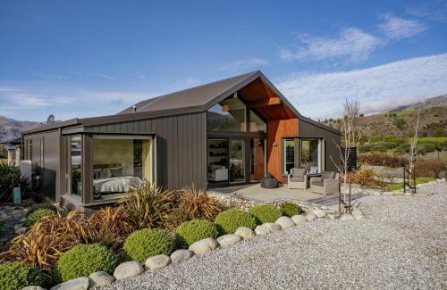 Luggate House | Eight On Jackson - Luggate Holiday Home