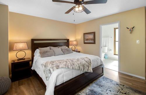 Northeast Heights House | El Altos - An Irvie Home with Summer Pool