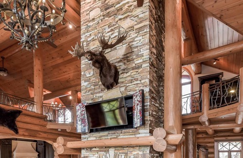 Muskoka Lakes Cottage | Elaborate 5bed 5bath on Lake Muskoka w/Guest Cottage, BoatHouse, Hot Tub!