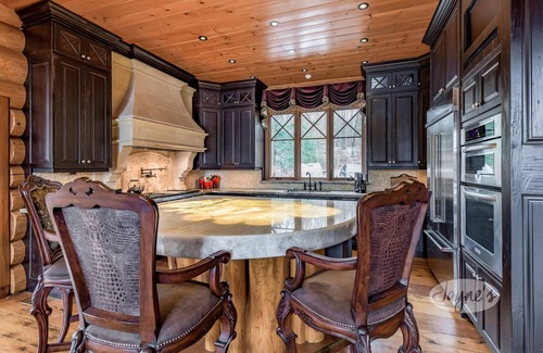 Muskoka Lakes Cottage | Elaborate 5bed 5bath on Lake Muskoka w/Guest Cottage, BoatHouse, Hot Tub!