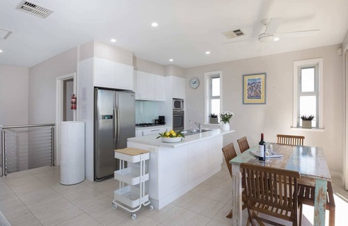 Moana House | ELANDRA - Seaside Escape for the Whole Family