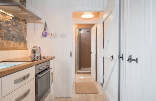 Haverfordwest House | Elderberry Cottage, Holiday Home Near Nolton Haven, Sleeps 2, 1 bedrooms, bathrooms