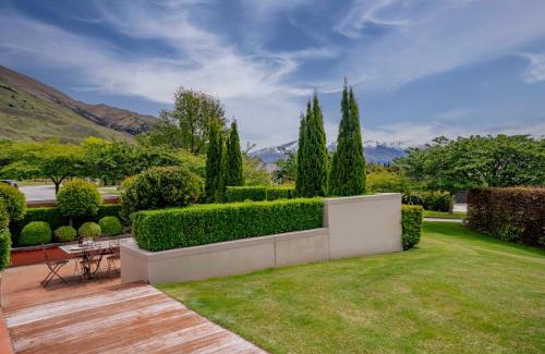 Wanaka House | Elderberry Wine - Wanaka Holiday Home