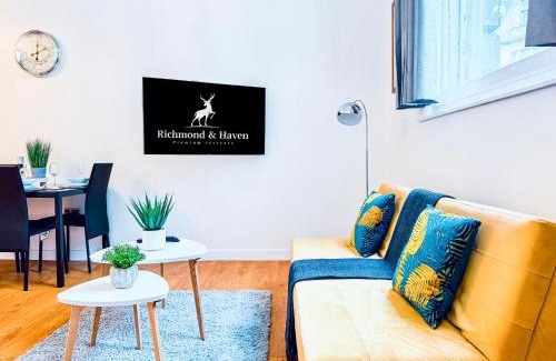 Pudsey Apartment | Elegant 1 bed flat, Sleeps 4, Free parking, Pet friendly, Pudsey, Leeds